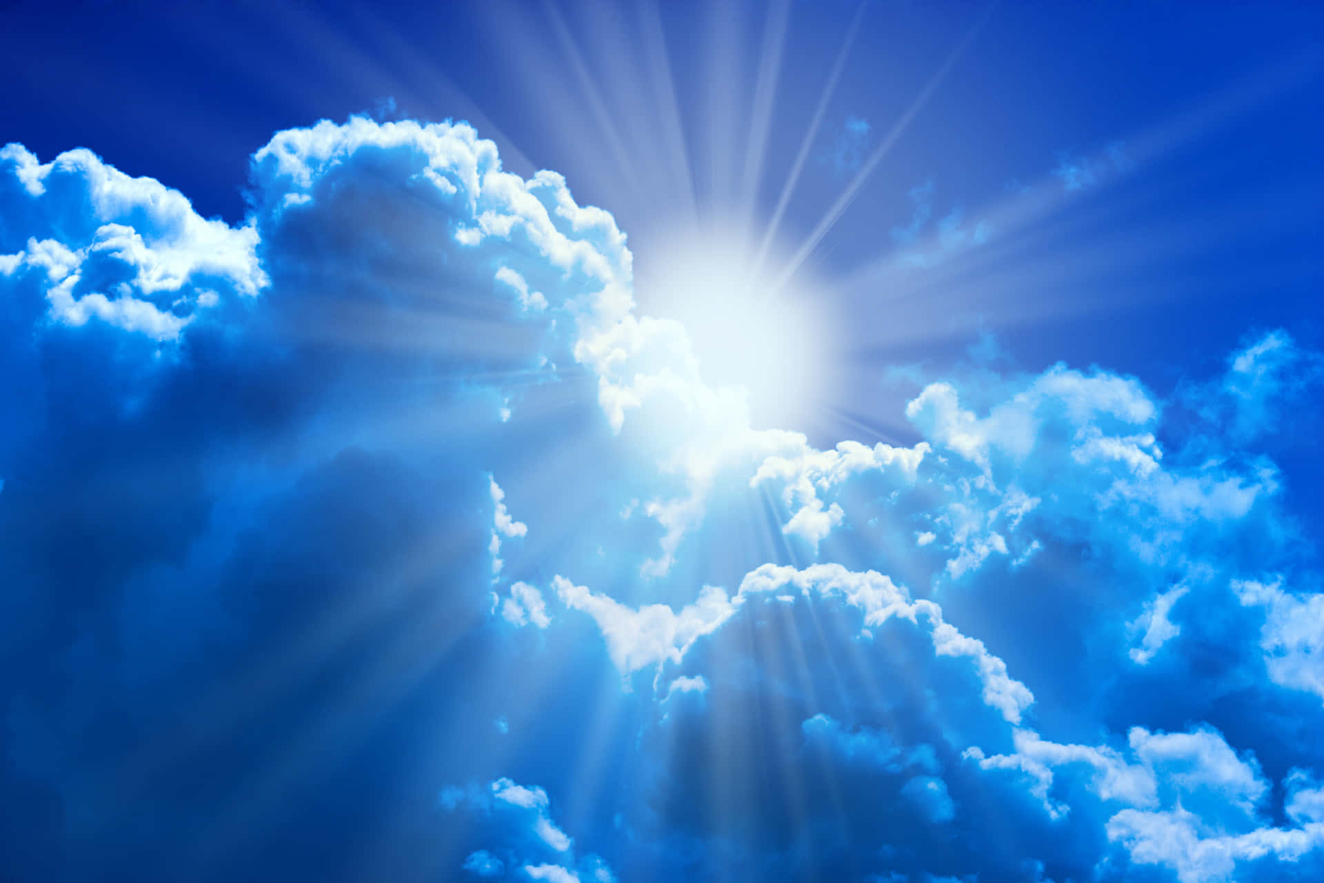 太陽在藍天中透過白雲明亮地照耀。