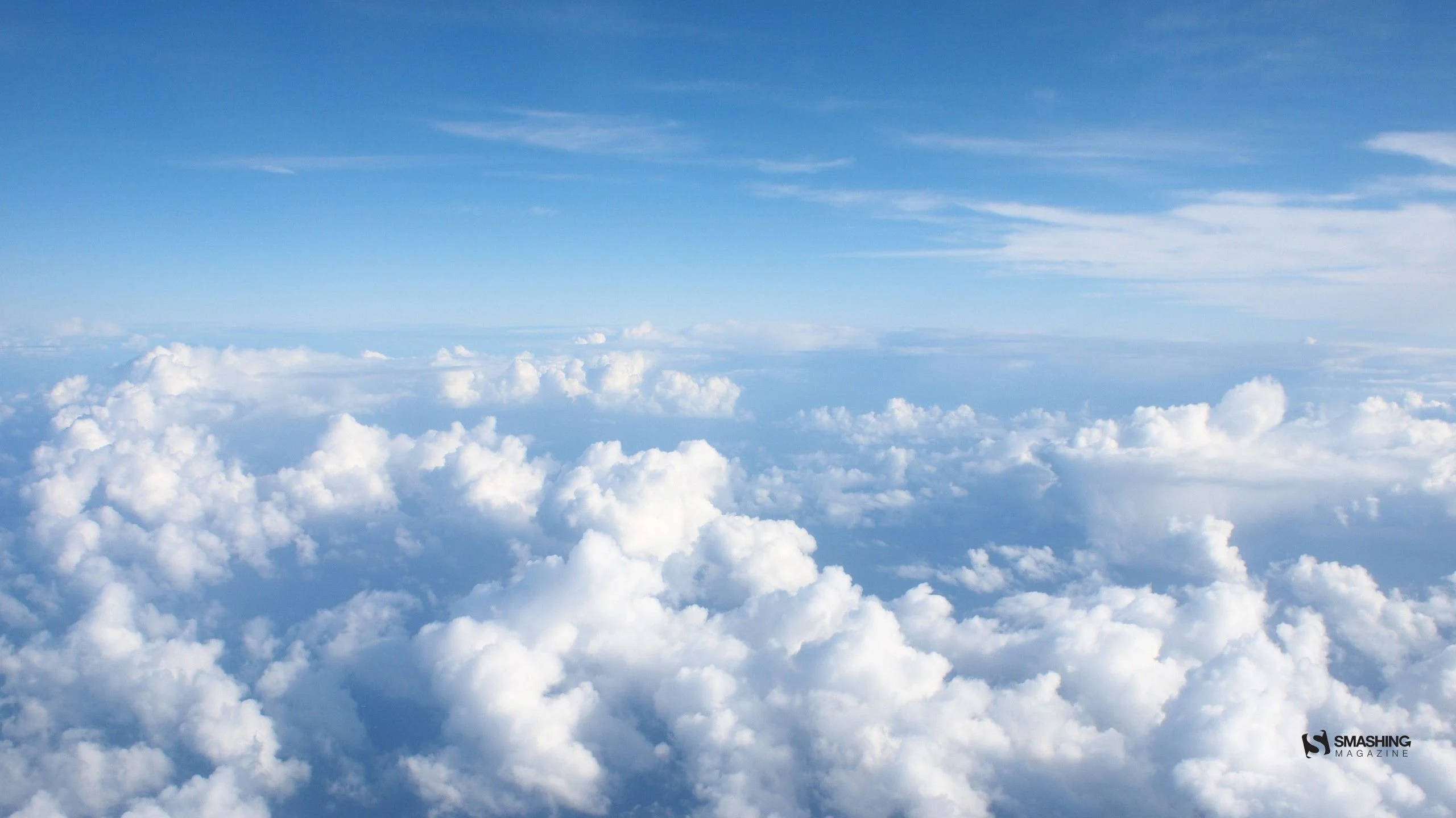 藍天雲海美學桌面壁紙 壁紙 — 從高空俯瞰，在廣闊清澈的藍天下翱翔於蓬鬆的白雲之上。