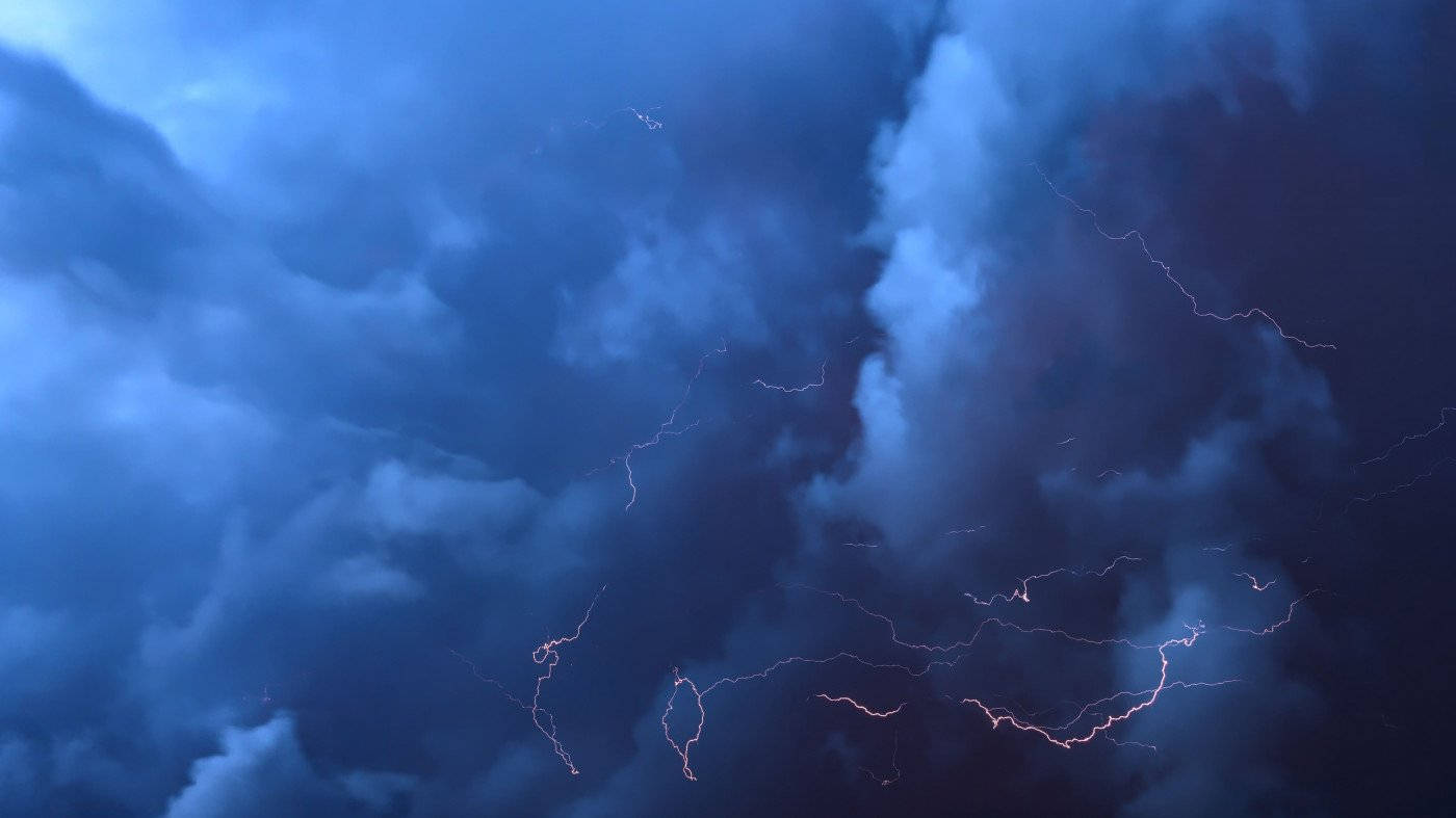 閃電照亮了戲劇性天空中的黑暗暴風雲。