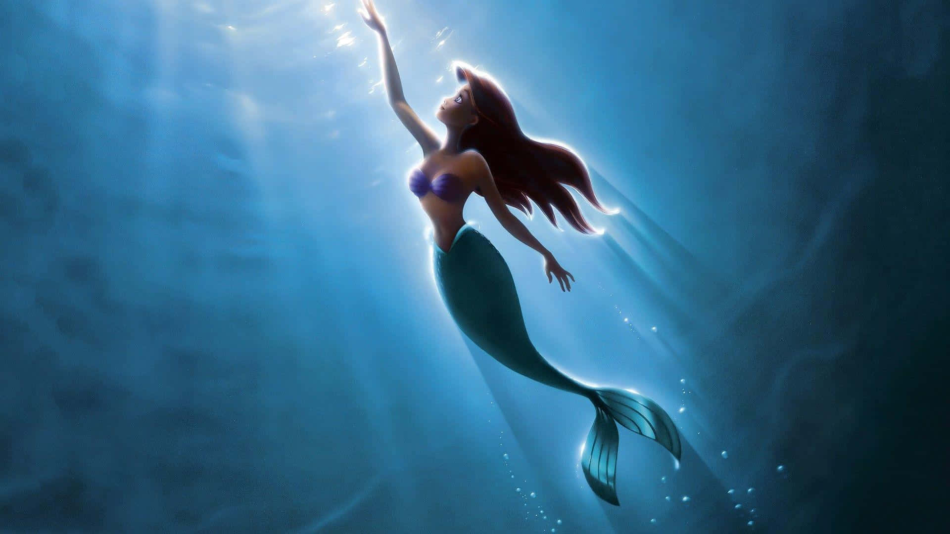 美人魚在深藍海水中伸手觸及陽光。