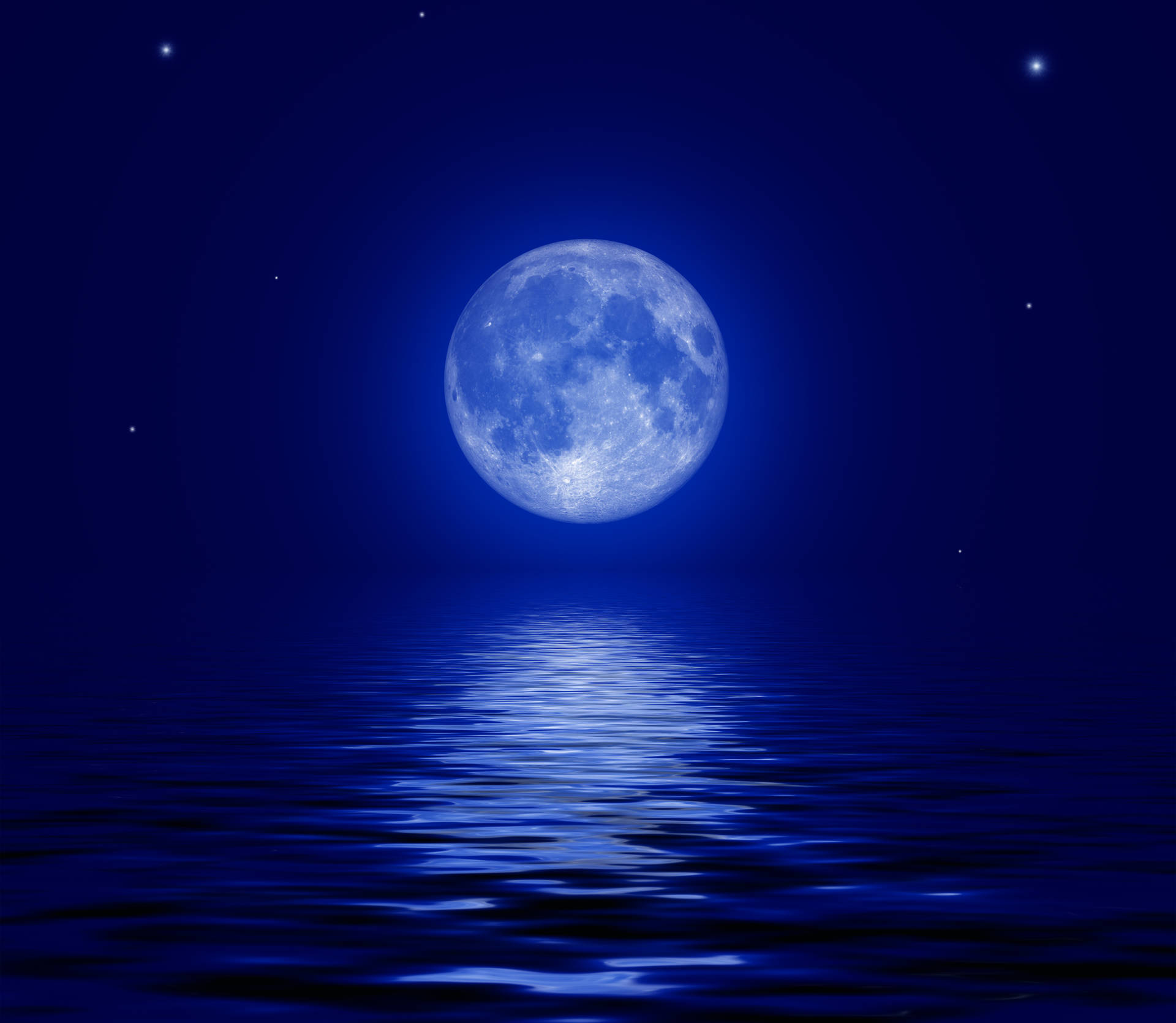 藍月夜空 壁紙 — 一輪明亮的滿月在繁星點點的夜空下，在平靜的水面上投下寧靜的藍色光芒。