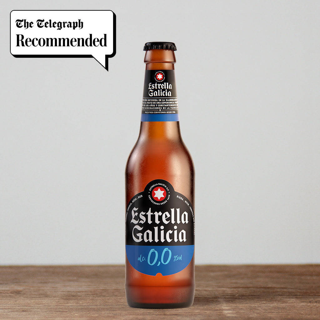 Estrella Galicia 0.0無酒精啤酒瓶在木頭上，帶有Telegraph Recommended徽章。