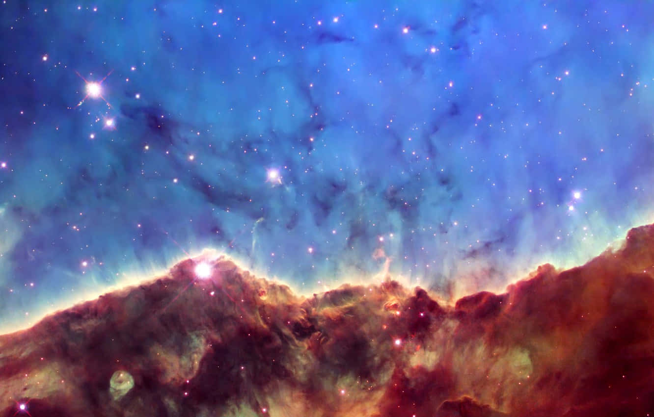 藍橙色星雲天文學 壁紙 — 充滿活力的宇宙星雲，帶有發光的紅橙色雲朵和明亮的星星，背景是深藍色的星空。
