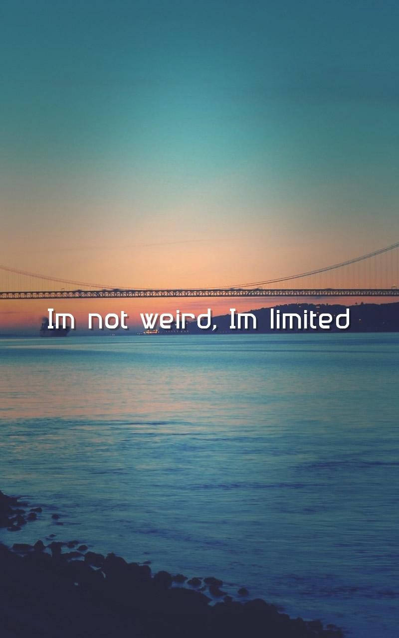 藍海毒舌金句 壁紙 — 水上寧靜的日落，遠處有橋樑，文字疊加顯示 Im not weird Im limited