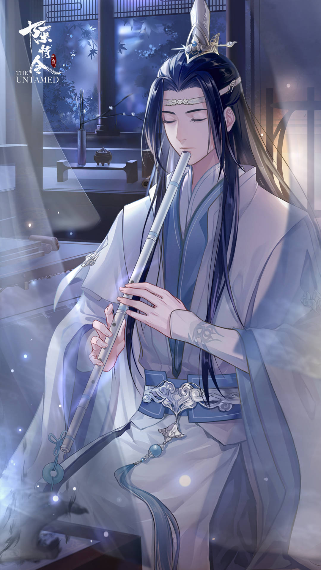 藍溪居《魔道祖師》 壁紙 — 一個寧靜的動漫男子穿著飄逸的白袍，在月光下的傳統亭子裡吹奏長笛，周圍有竹子和燈籠。
