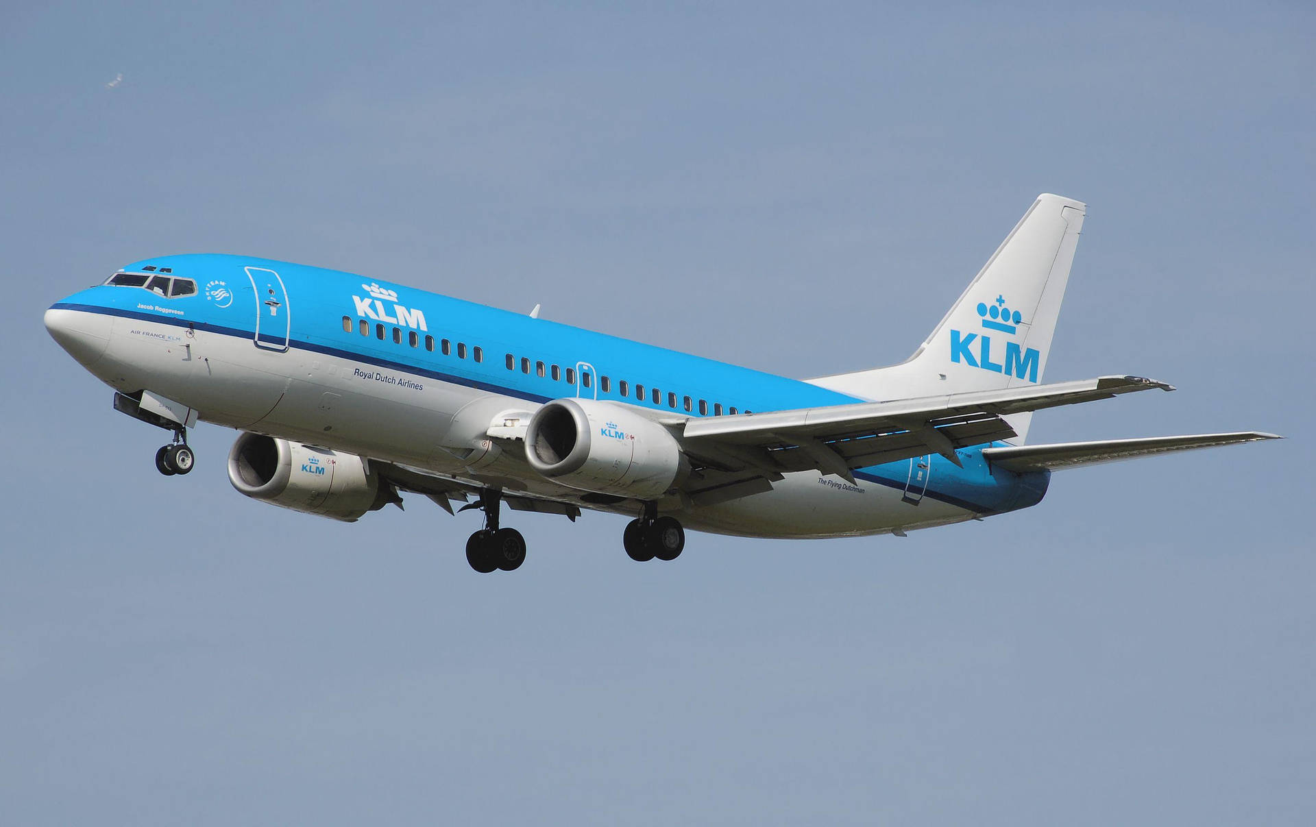 荷蘭皇家航空飛機在起落架放下時向著清澈天空上升
