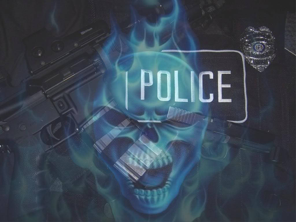 藍色火焰骷髏頭，帶有警察徽章和槍支，在黑暗背景上