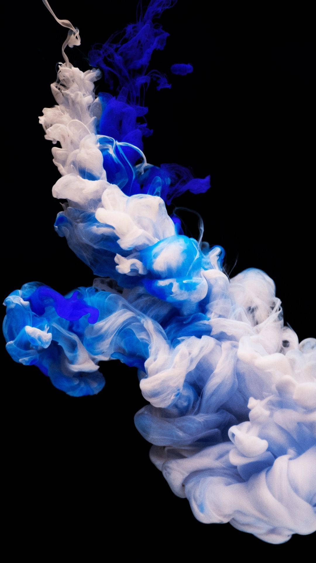 黑色背景上藍色和白色墨水的動態漩渦。