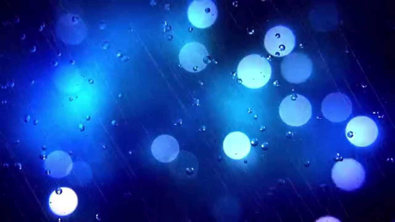 藍白散景 HD 燈光 壁紙 — 雨滴劃過窗戶，顯露出夜間閃爍的藍色散景燈光。