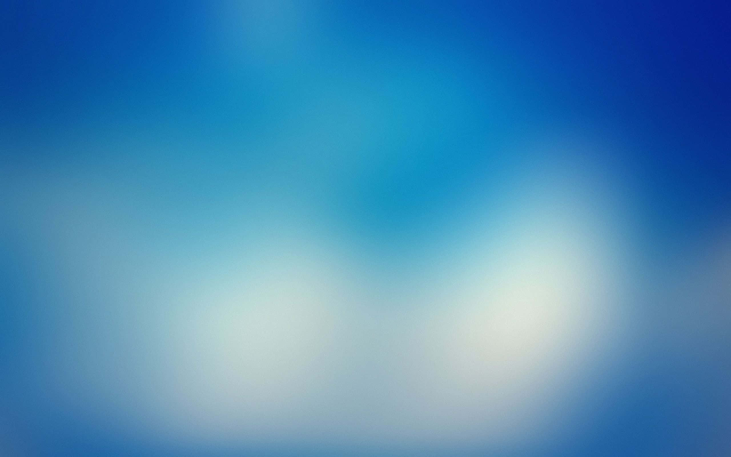 Basic 桌布 壁紙 — 藍白柔和漸變，令人聯想到平靜的天空或海平線，帶有柔和的光線擴散效果。