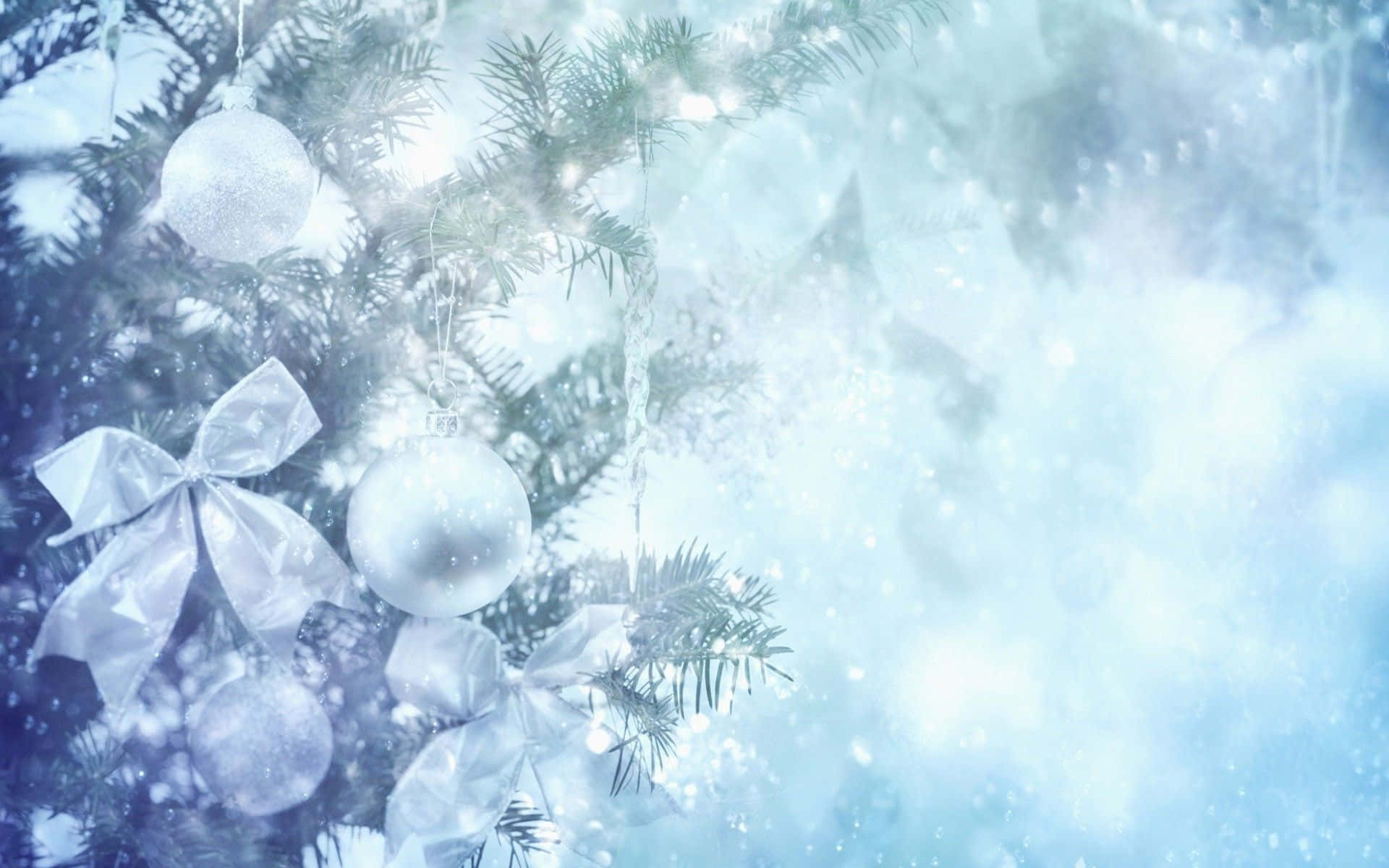 雪藍色冬日場景中帶有銀色裝飾品和蝴蝶結的結霜松枝。