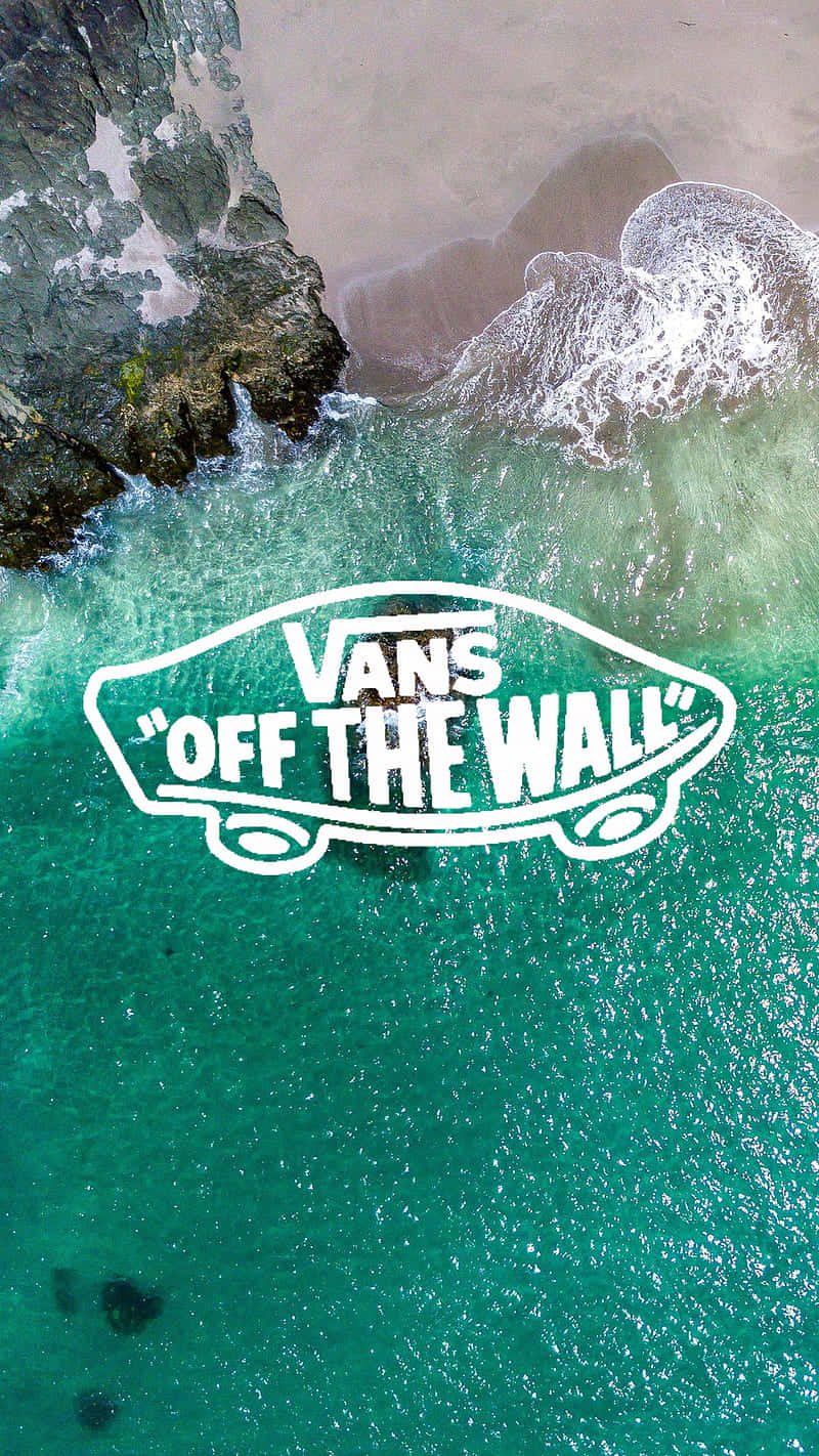 Vans Off The Wall標誌漂浮在岩石海岸附近的碧綠海浪上。