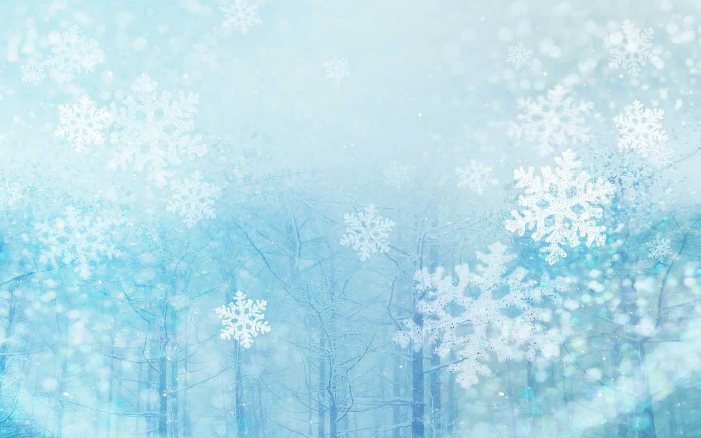雪花飄落在藍色冬日森林中，樹木光禿，燈光閃爍。