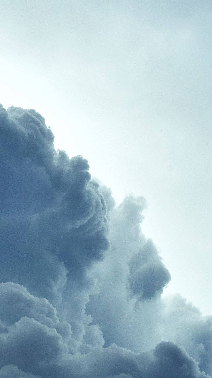 戲劇性的藍色和灰色雲層以柔和的過濾光線充滿天空。