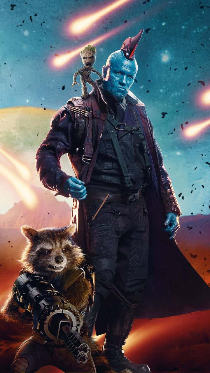 Yondu 桌布 壁紙 — 藍皮膚嘅銀河守護者企得好高，肩上扛住Groot，旁邊有Rocket Raccoon，背景係流星同外星行星嘅宇宙場景。