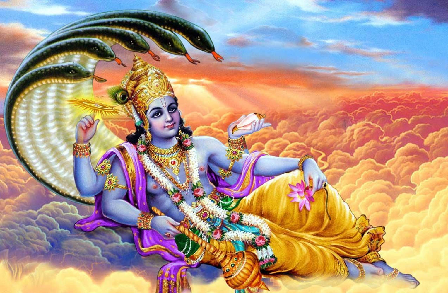 Indian 桌布 壁紙 — 藍皮膚的神聖神祇躺臥在雲端之上，頭戴多頭蛇兜帽，飾以金色和紫色，背景是熾熱的日落天空。