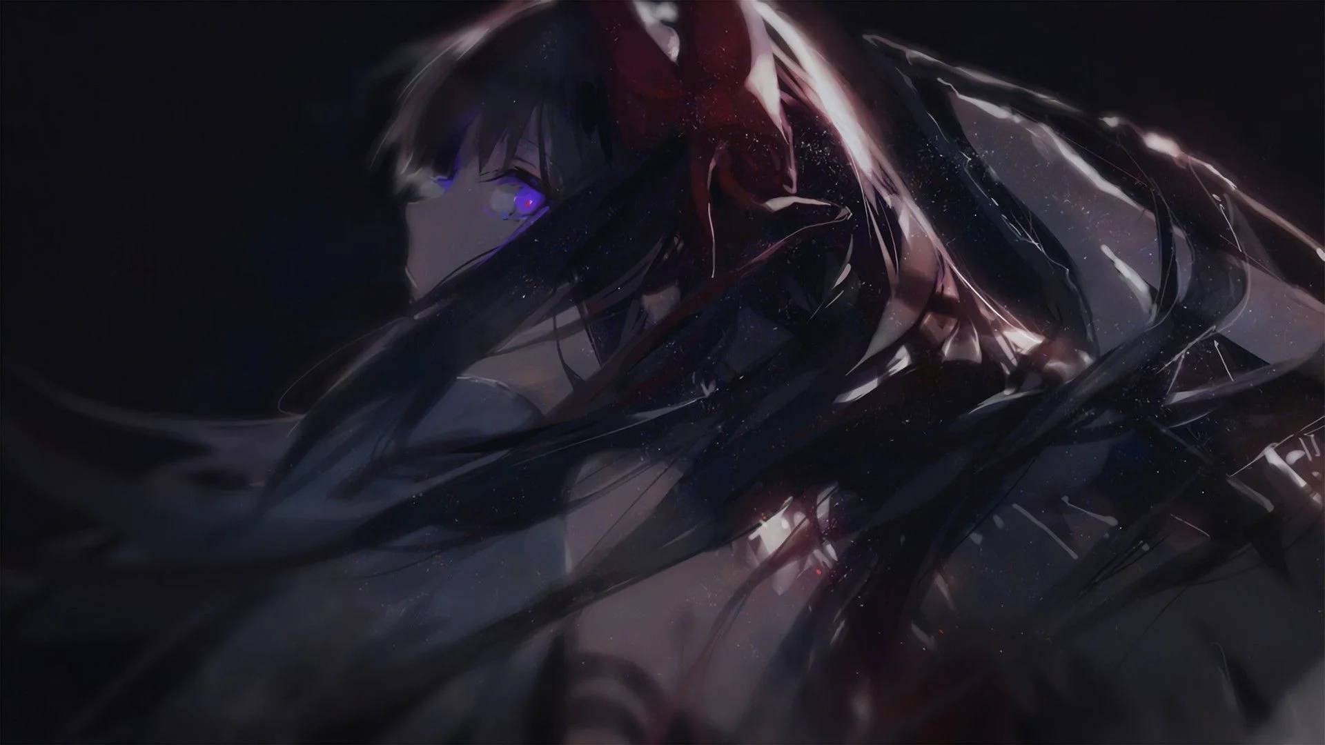 藍眼壞女孩——曉美焰 壁紙 — 一個深色頭髮的動漫女孩，擁有發光的紫色眼睛和紅色角，部分被流動的黑色髮絲遮擋，背景為黑色。