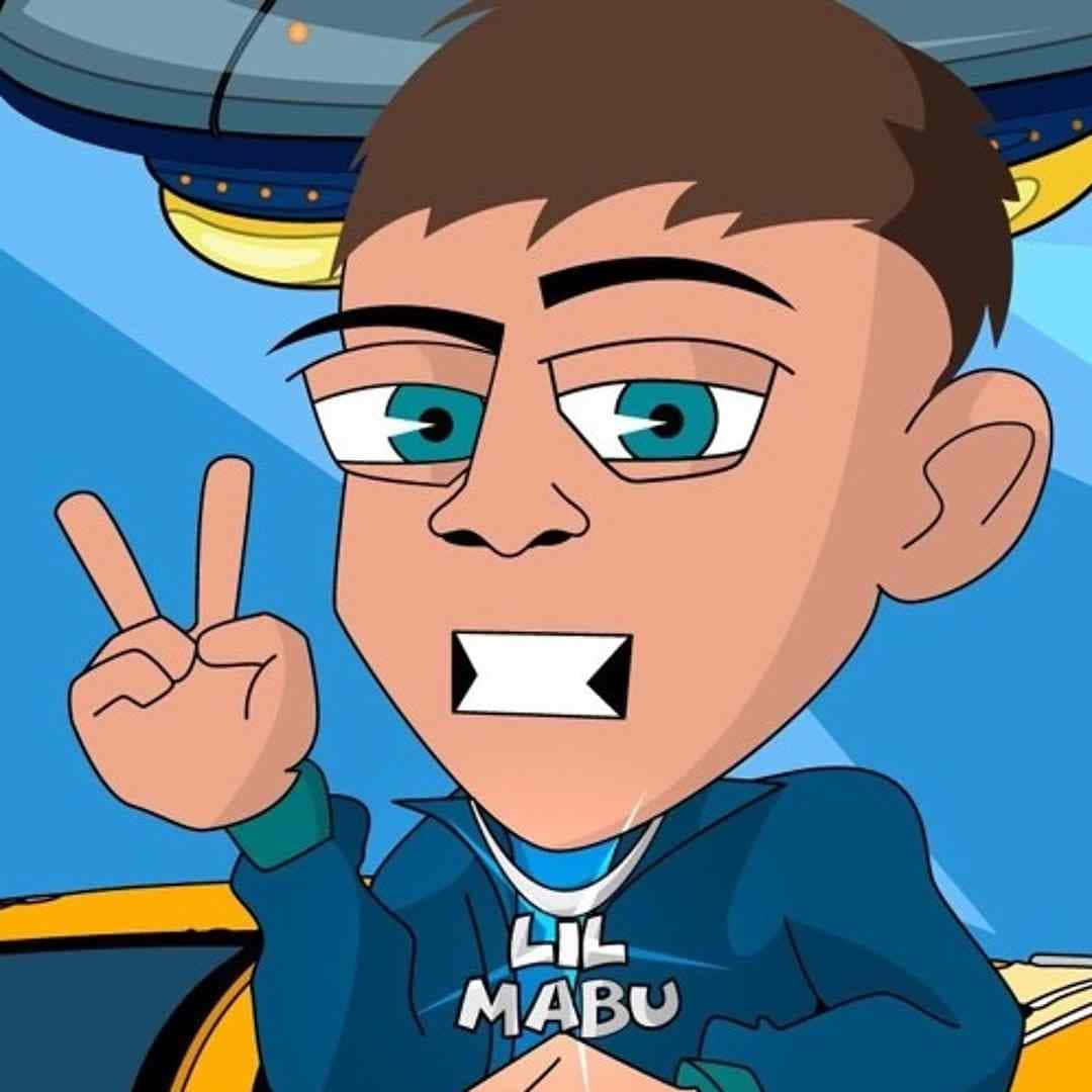  壁紙 — 藍眼睛棕色頭髮的卡通男孩穿著印有「LIL MABU」文字的藍色連帽衫做出和平手勢。