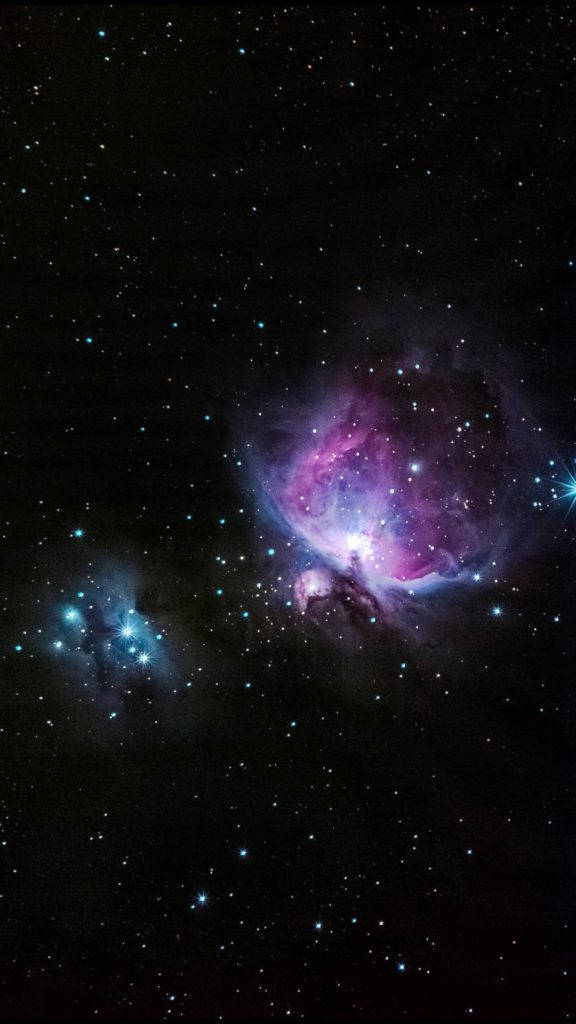 藍粉星雲太空手機壁紙 壁紙 — 一個宇宙星雲在深空的星場背景下散發出充滿活力的紫色和藍色色調。