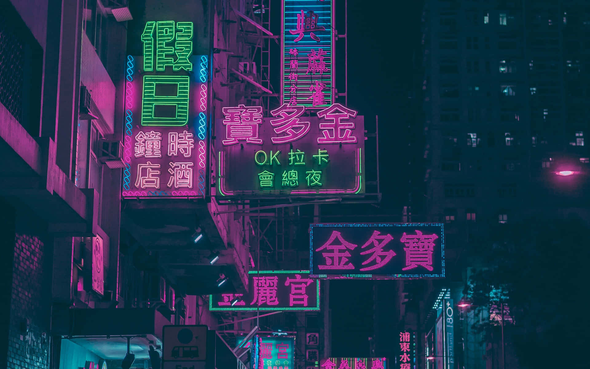 霓虹燈以粉紅色和綠色色調照亮夜晚繁忙的城市街道。