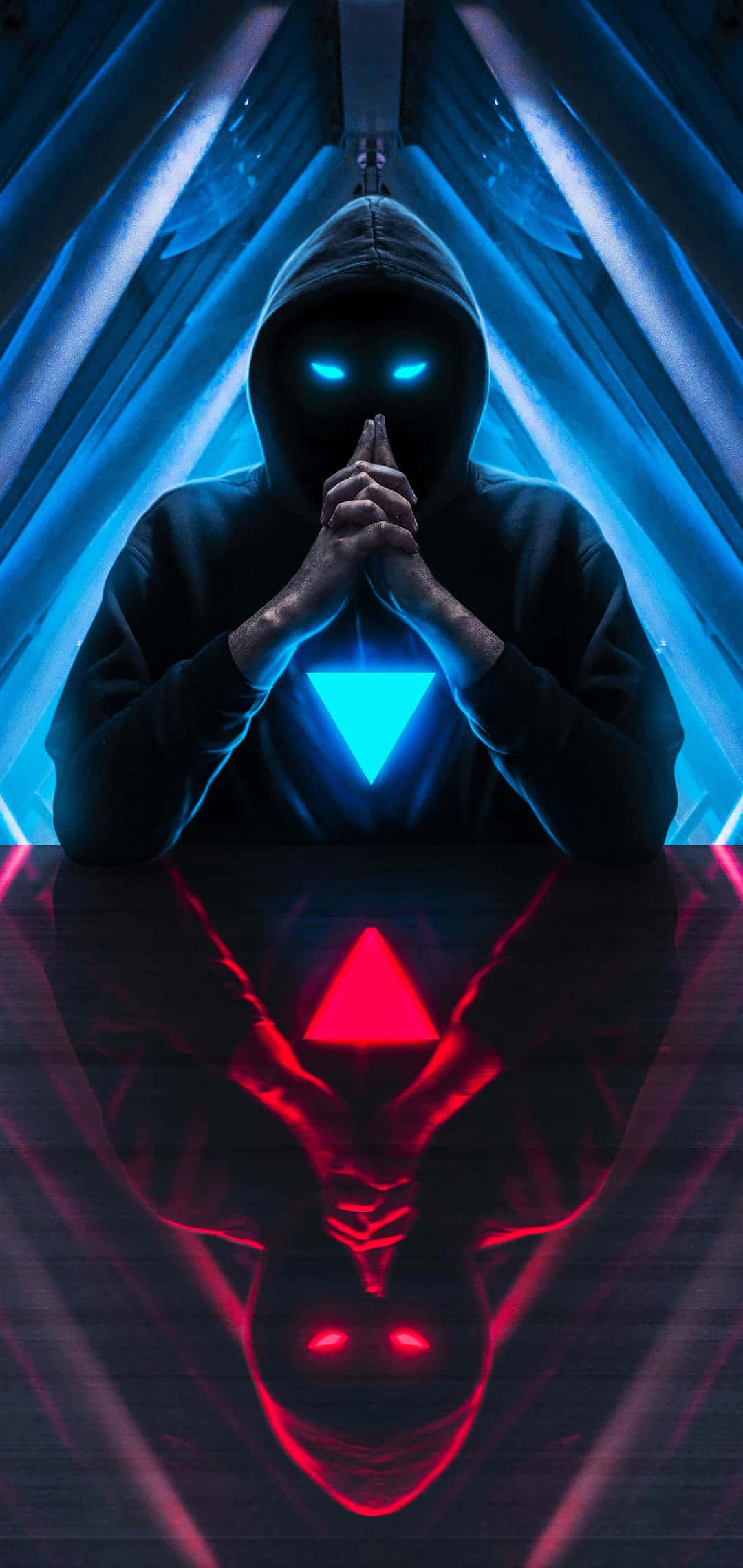 藍紅 Hackerman 人像酷炫照片背景 壁紙 — 一個戴著兜帽的身影，有著發光的藍色眼睛和胸前的三角形符號，站在反射表面之前，在霓虹藍色光束下投射出紅色的倒影。