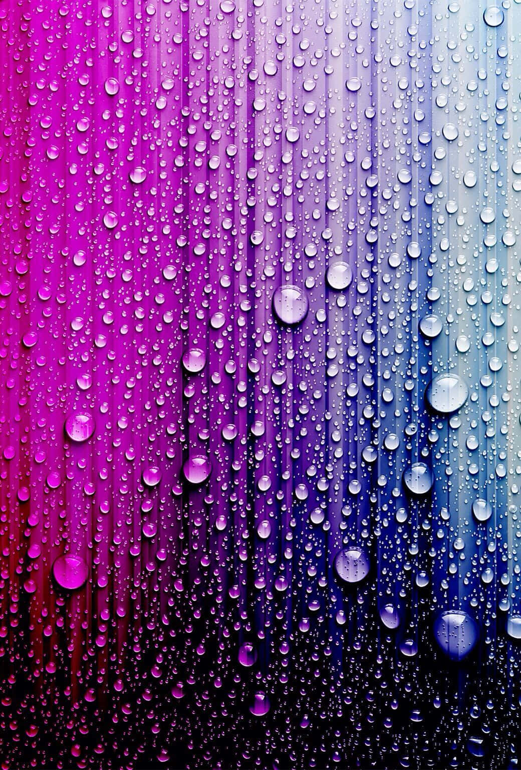 藍紫水滴人像酷炫照片背景 壁紙 — 從洋紅色到青色的鮮豔漸變，加上依附在玻璃表面的雨滴，營造出夢幻般的抽象效果。