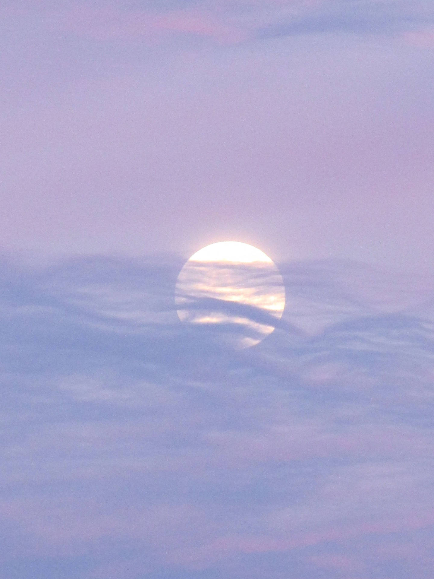粉紫和粉紅色天空中的雲間日出