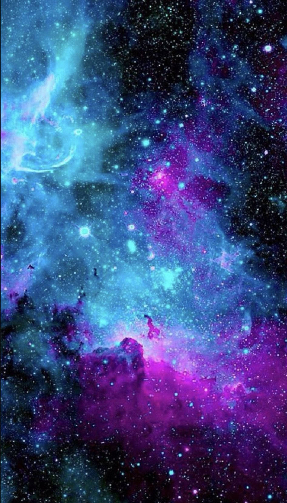 充滿活力的宇宙星雲，帶有旋轉的紫色和藍色雲朵以及散落的星星。