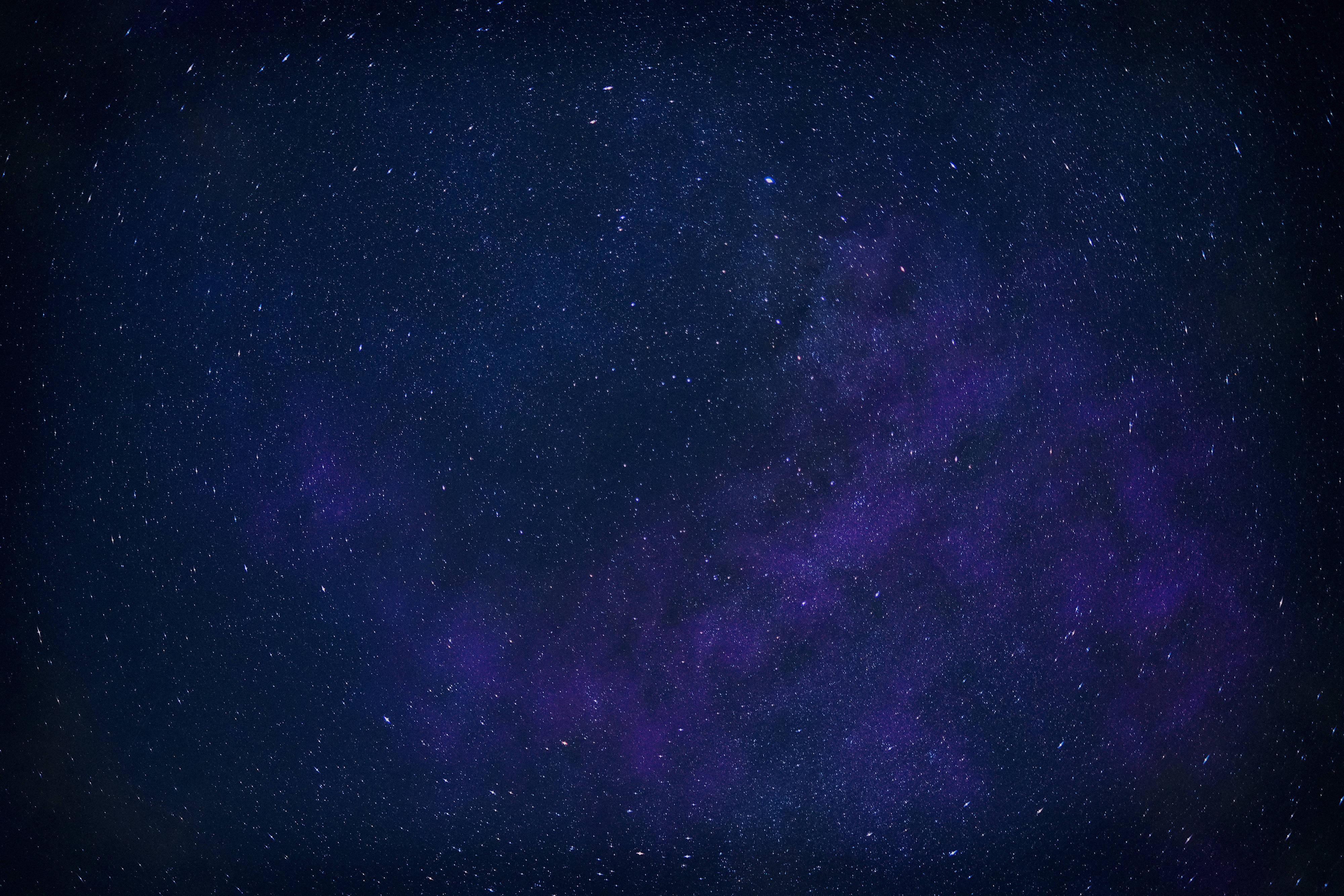 藍紫色星系的清晰視野 壁紙 — 令人驚嘆的銀河系景觀，在繁星點點的夜空下散發出深紫色和靛藍色的光芒。