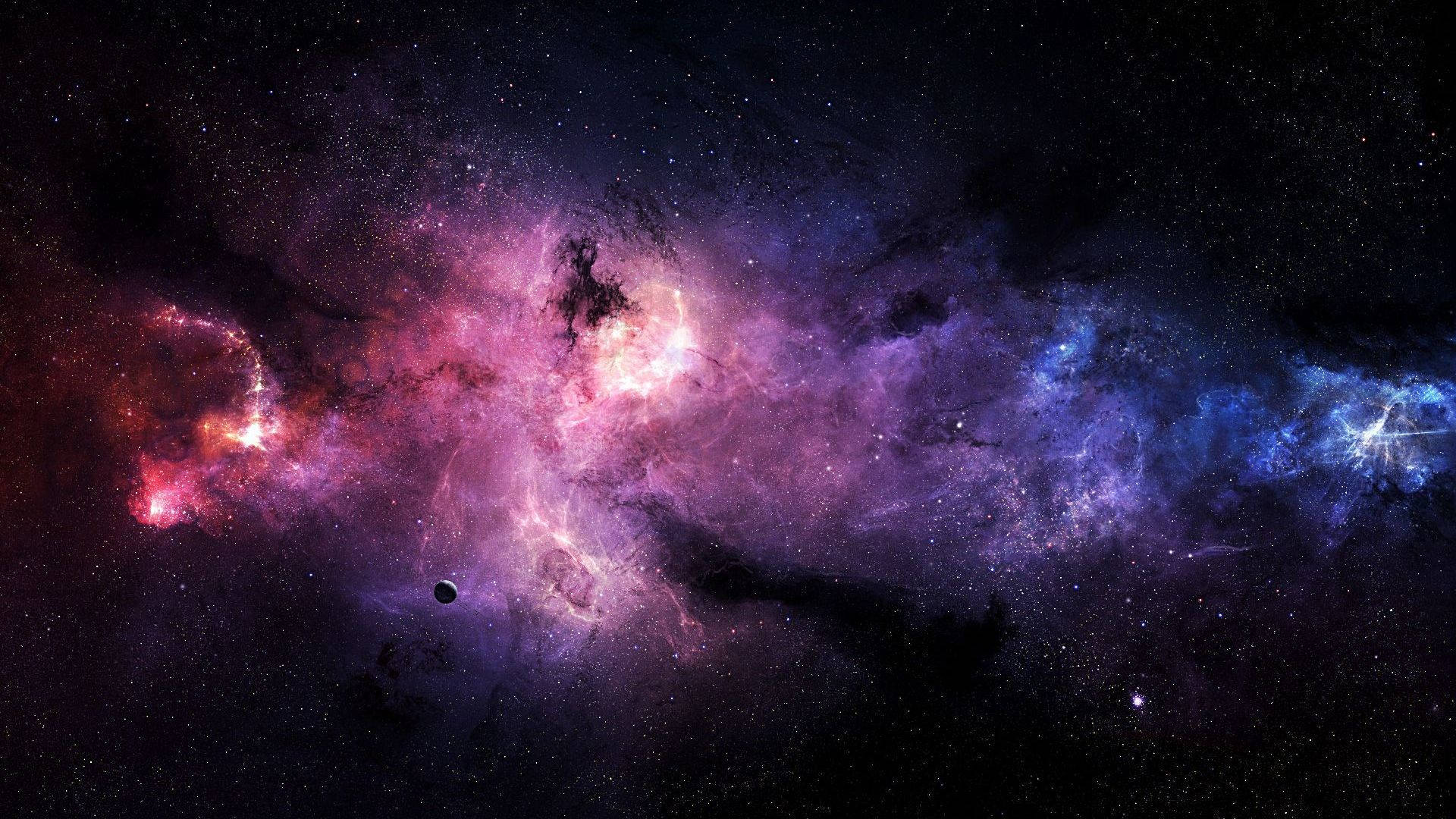 藍紫色星系的空靈視角 壁紙 — 一個充滿活力的宇宙星雲，粉紅色、紫色和藍色的氣體在星空中旋轉，附近漂浮著一顆小行星。