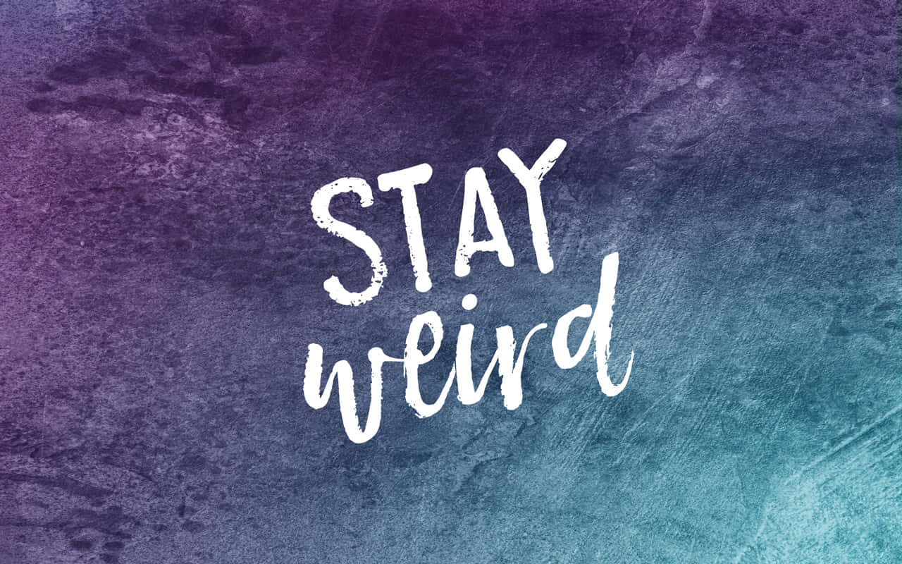 在紫色和藍綠色水彩背景上，以白色刷筆書寫的勵志短語「STAY weird」。
