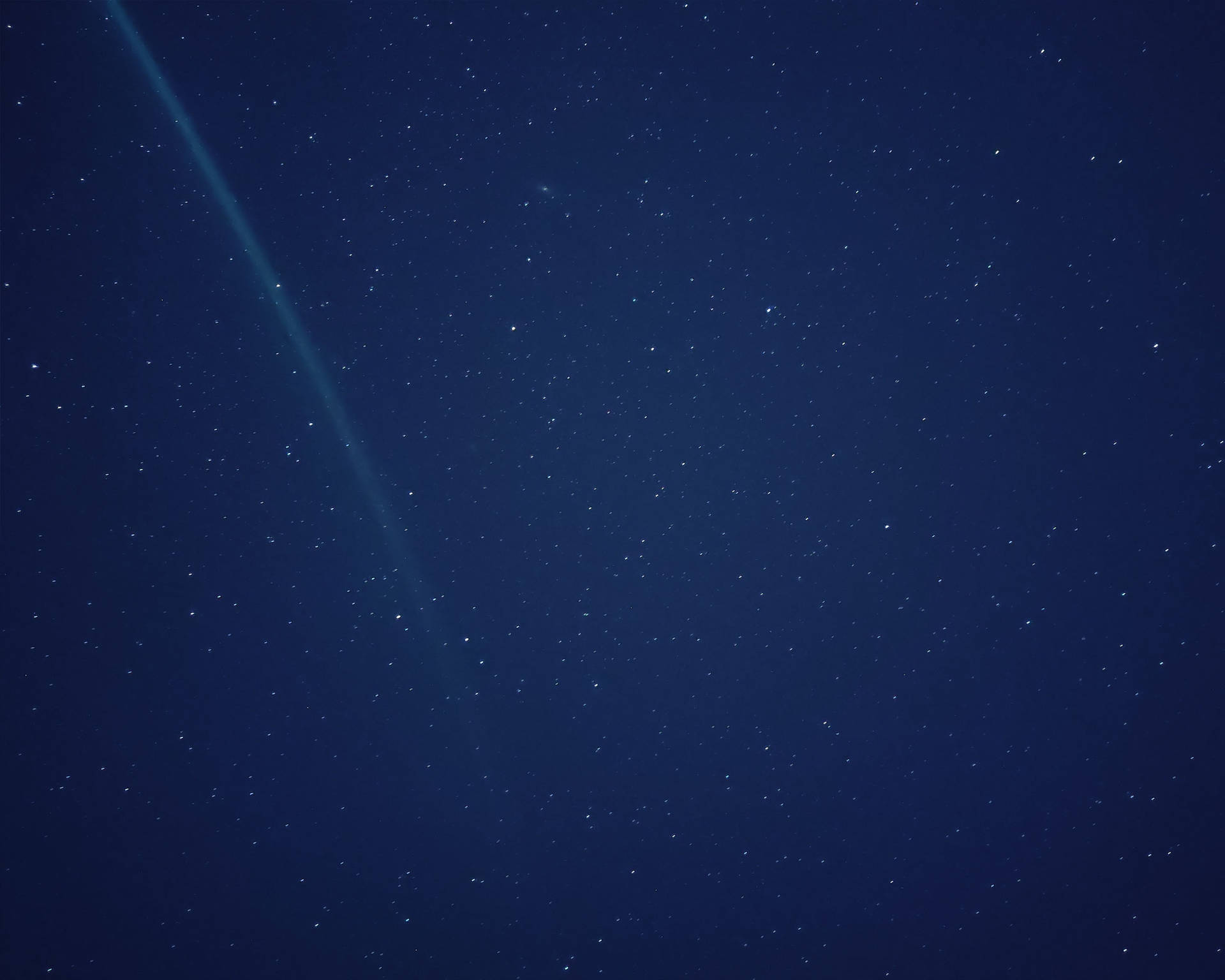 一顆帶有發光尾巴的彗星劃過繁星點點的夜空。