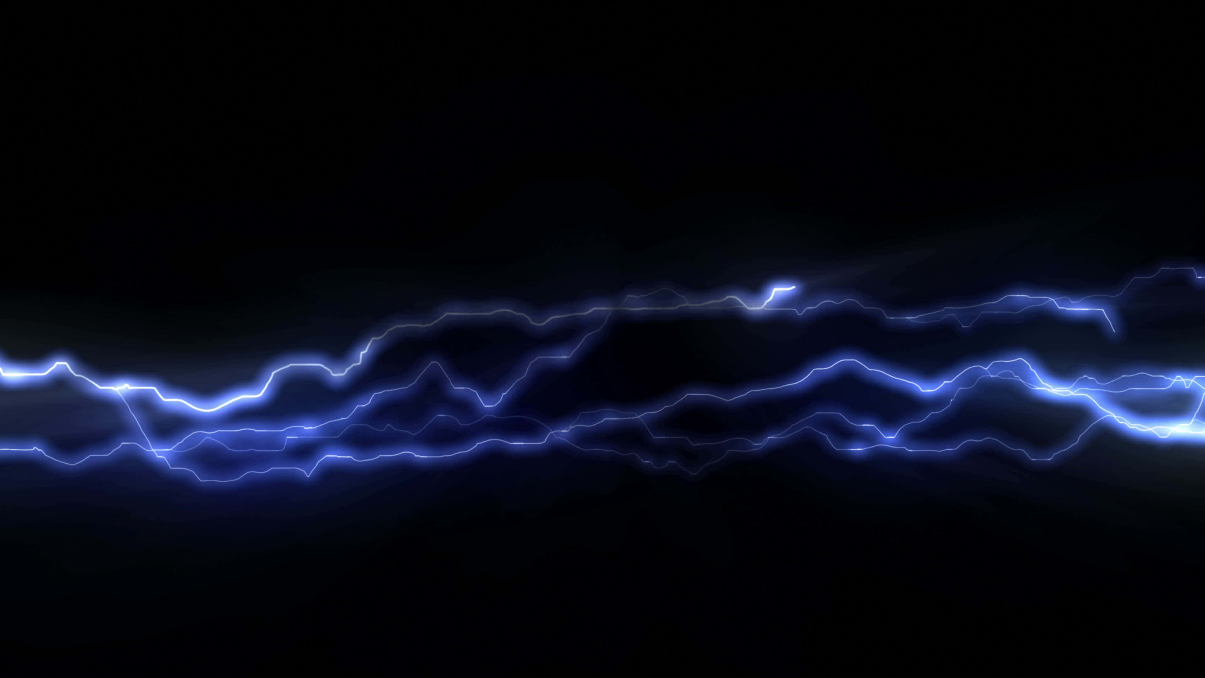 藍綠色河畔與電線杆的美麗風景 壁紙 — 鮮豔的藍色閃電在深邃的黑色天空中劈啪作響，呈現出動態的電光展示。