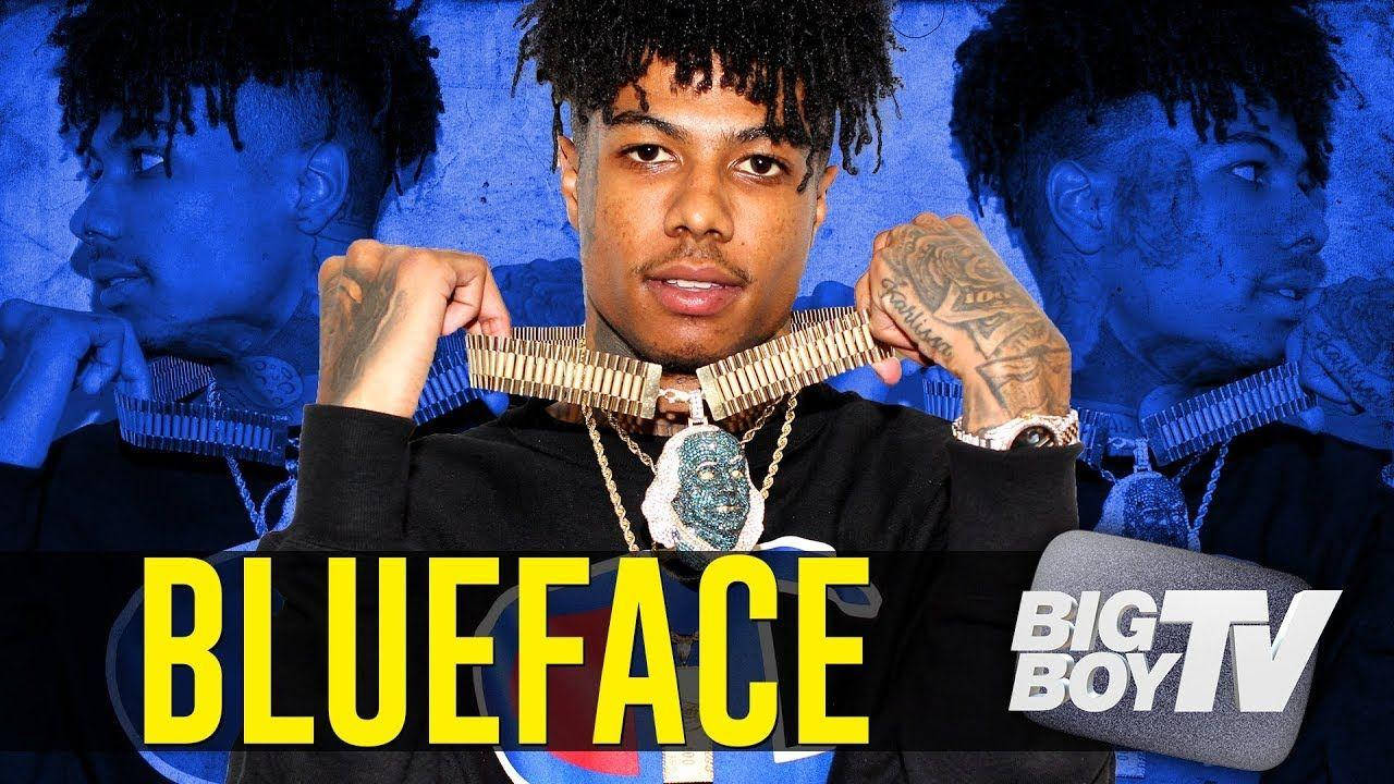 饒舌歌手 Blueface 戴著金鏈和紋身，背景為藍色和文字。