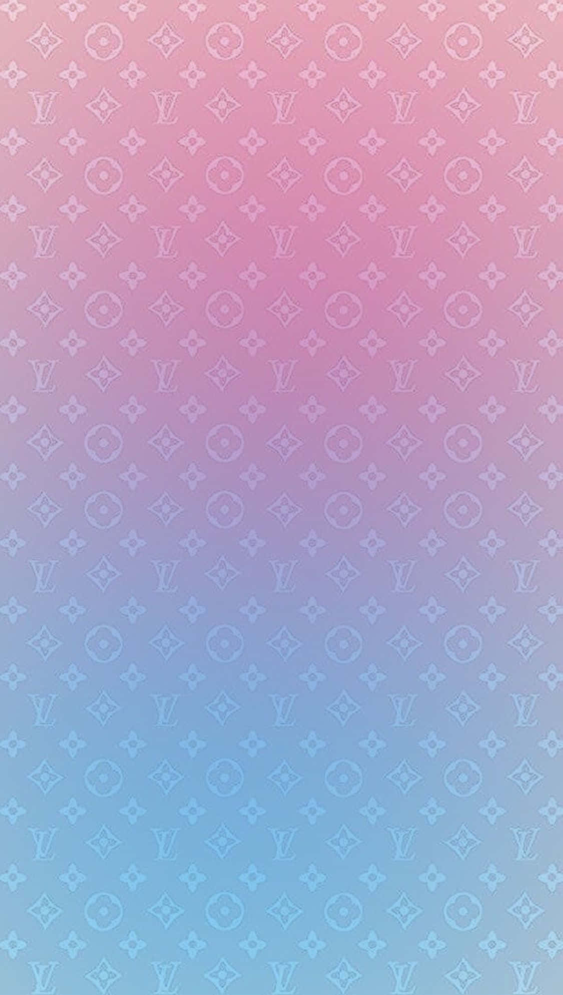 藍與粉路易威登圖案背景 壁紙 — 漸變牆紙，帶有重複的 Louis Vuitton 字母組合圖案，從粉紅色漸變到藍色。