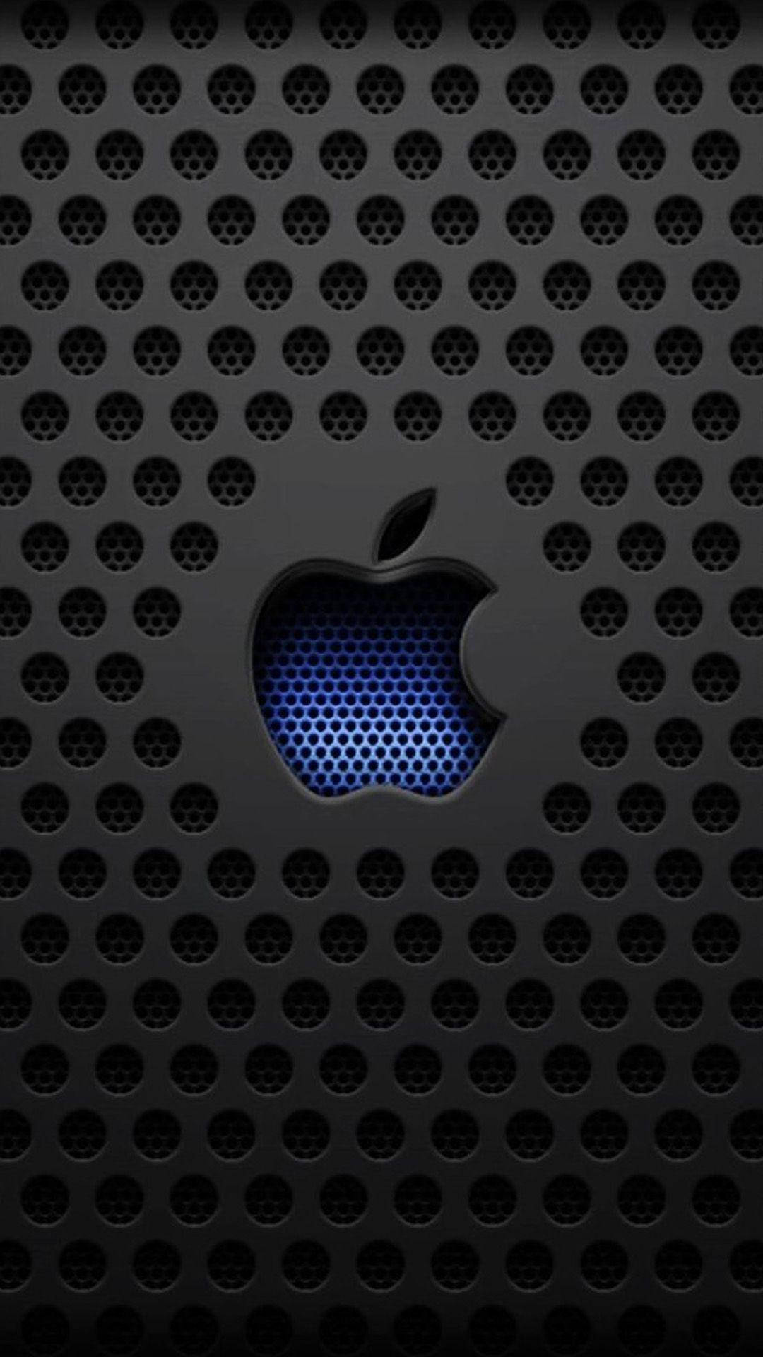 藍色 Apple 標誌 iPhone 6s Plus 壁紙 — 發光藍色Apple標誌居中於帶有六角形孔的黑色穿孔金屬表面。