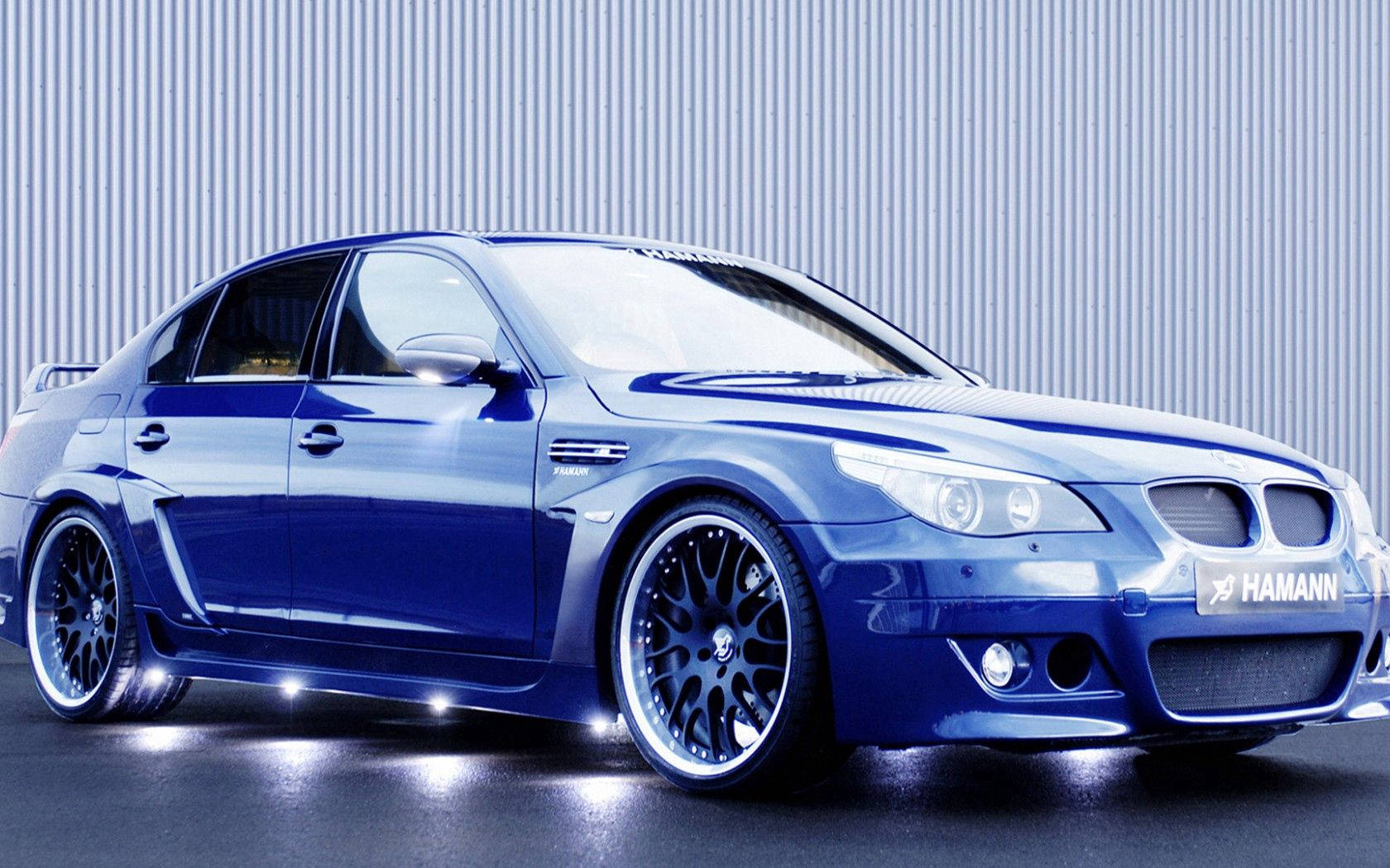 定制藍色BMW房車，配備Hamann調校和黑色輪圈，在攝影棚環境中。