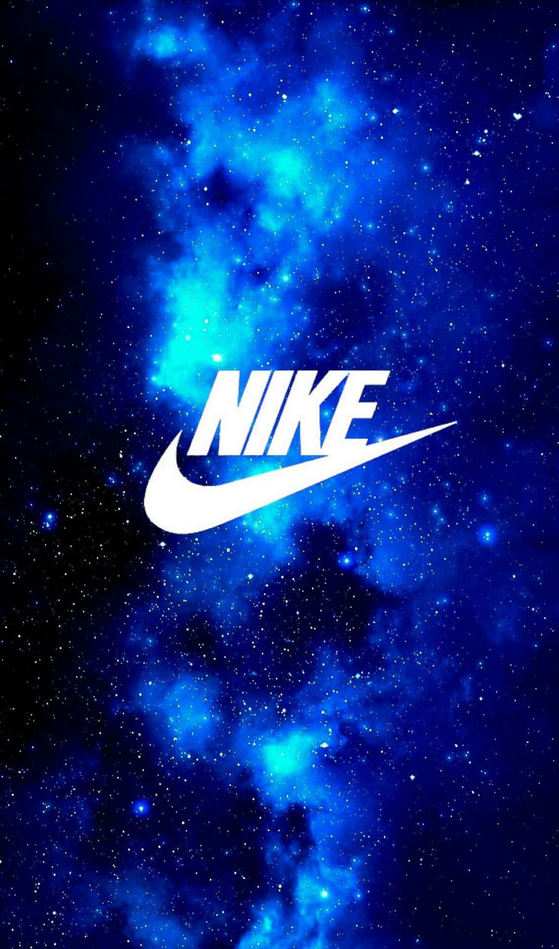 Nike標誌居中於藍色星空宇宙場景，帶有發光的星雲雲層。