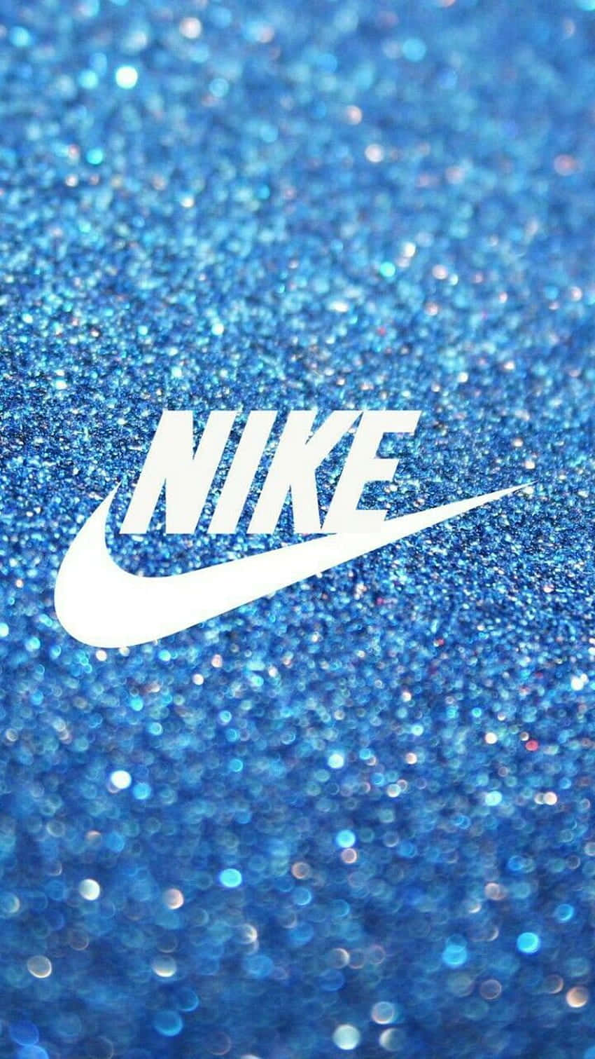 白色Nike標誌在藍色閃粉背景上