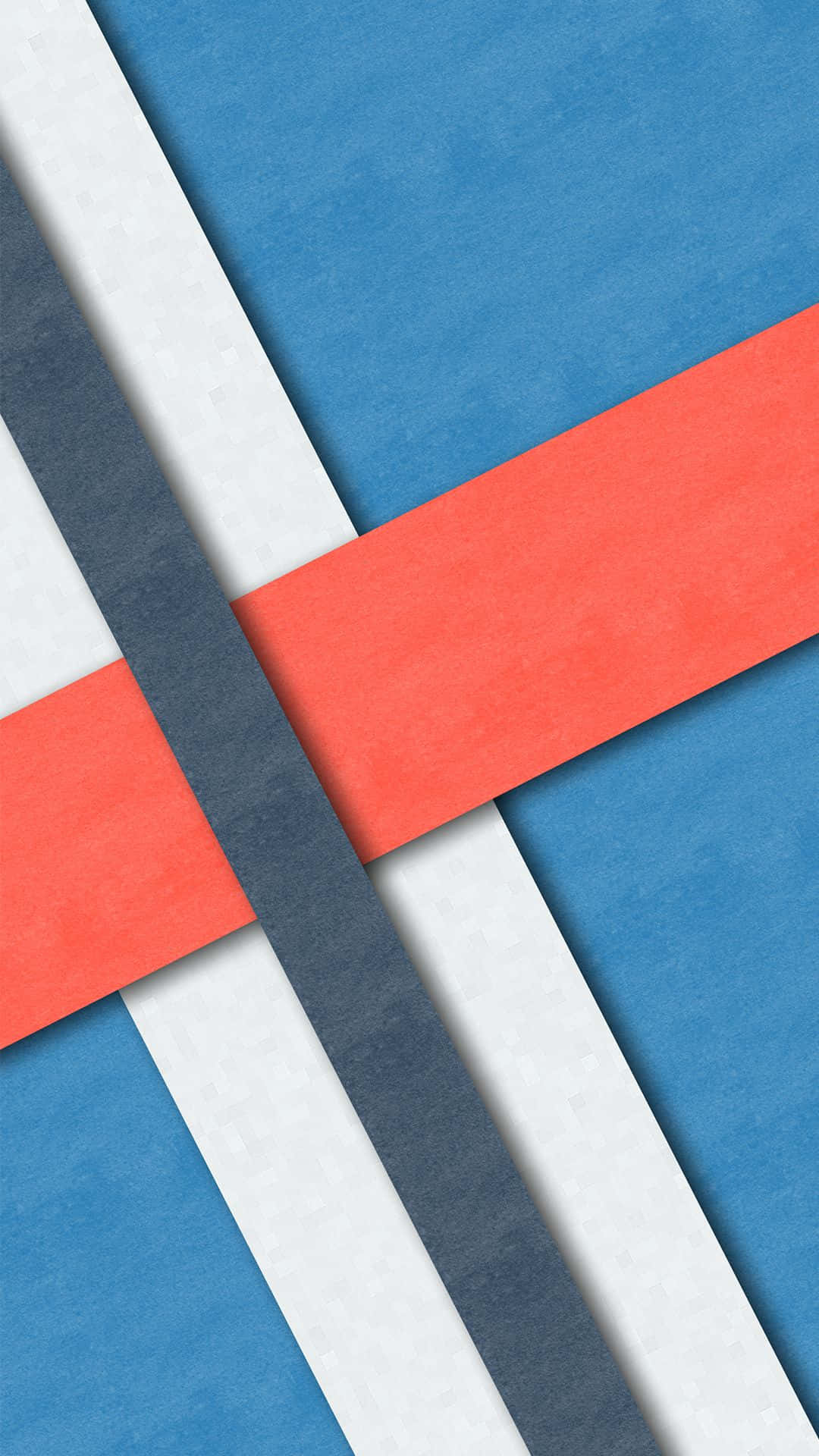 Google Material Design 壁紙 — 藍色、白色和紅色的紋理布條特寫，排列成大膽的十字圖案。