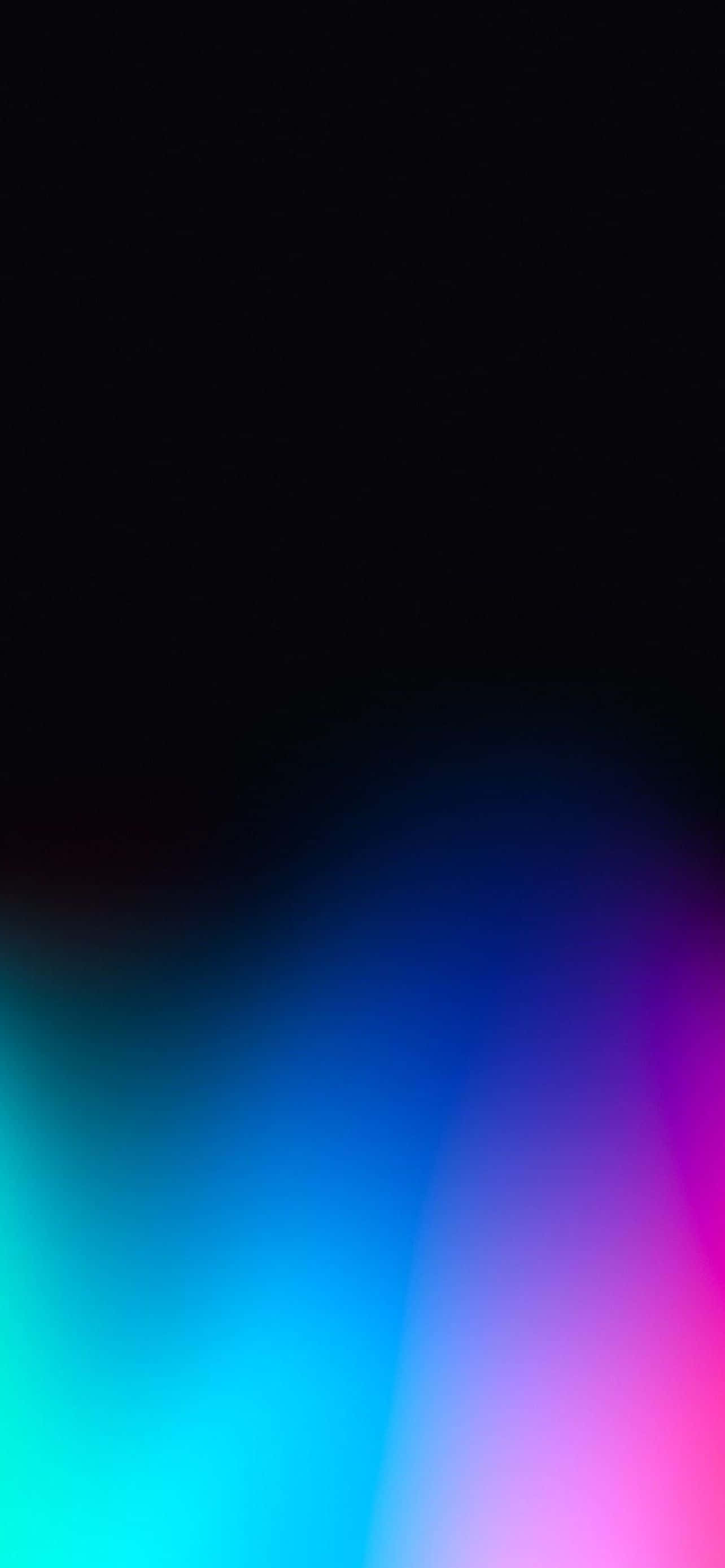 藍色 iPhone 桌布 壁紙 — 藍色、粉紅色和藍綠色的鮮豔漸變在深黑色背景上柔和地融合。