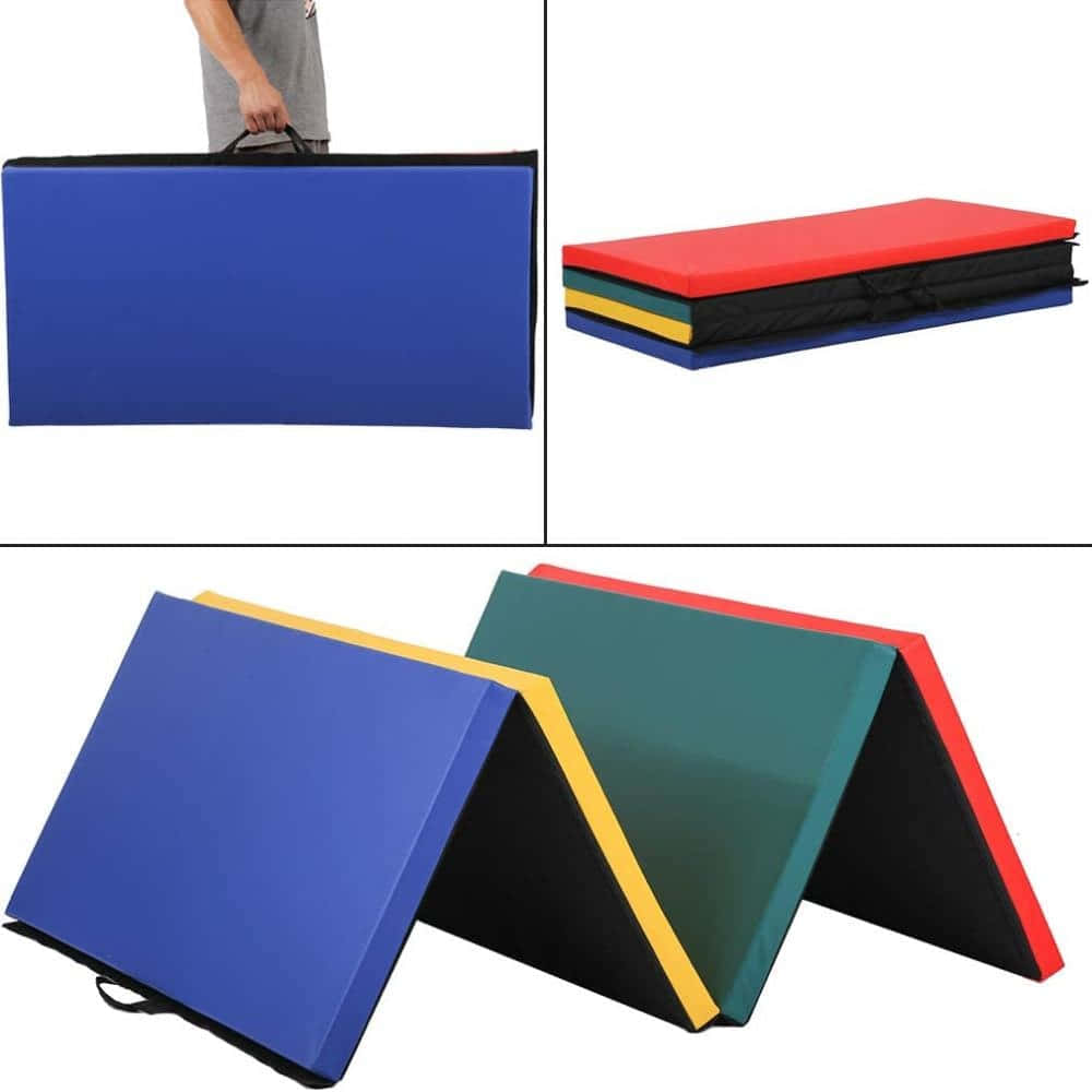 Gymnastics Mat 桌布 壁紙 — 藍色、紅色、綠色和黃色的可折疊彩色體操墊，堆疊並由人攜帶。