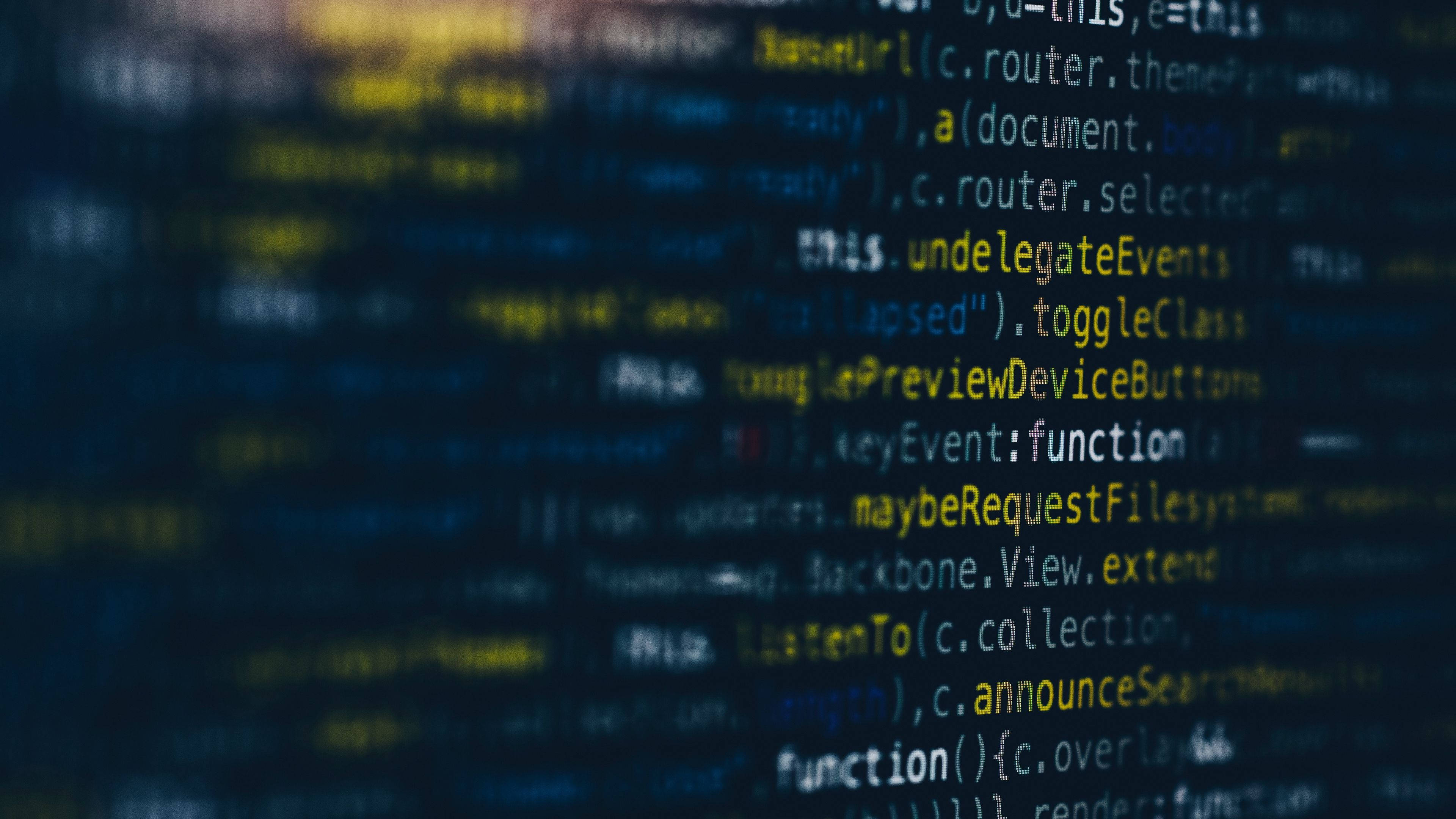 Code 桌布 壁紙 — 藍色、黃色和白色發光代碼的模糊線條在黑暗的數碼屏幕上漂浮。