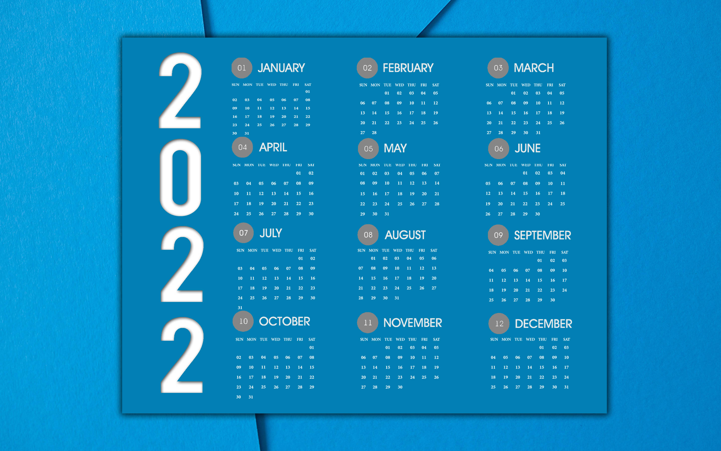 藍色2022年曆 壁紙 — 一個時尚的2022年年曆，白色文字在藍色背景上，放置在帶有紋理的藍色表面上。