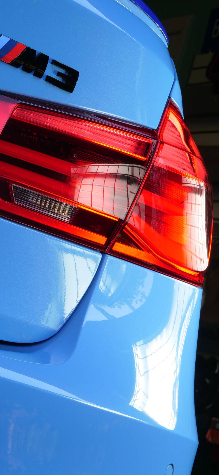 車庫中發紅光的亮面藍色BMW M3尾燈。 — 嬰兒藍 壁紙