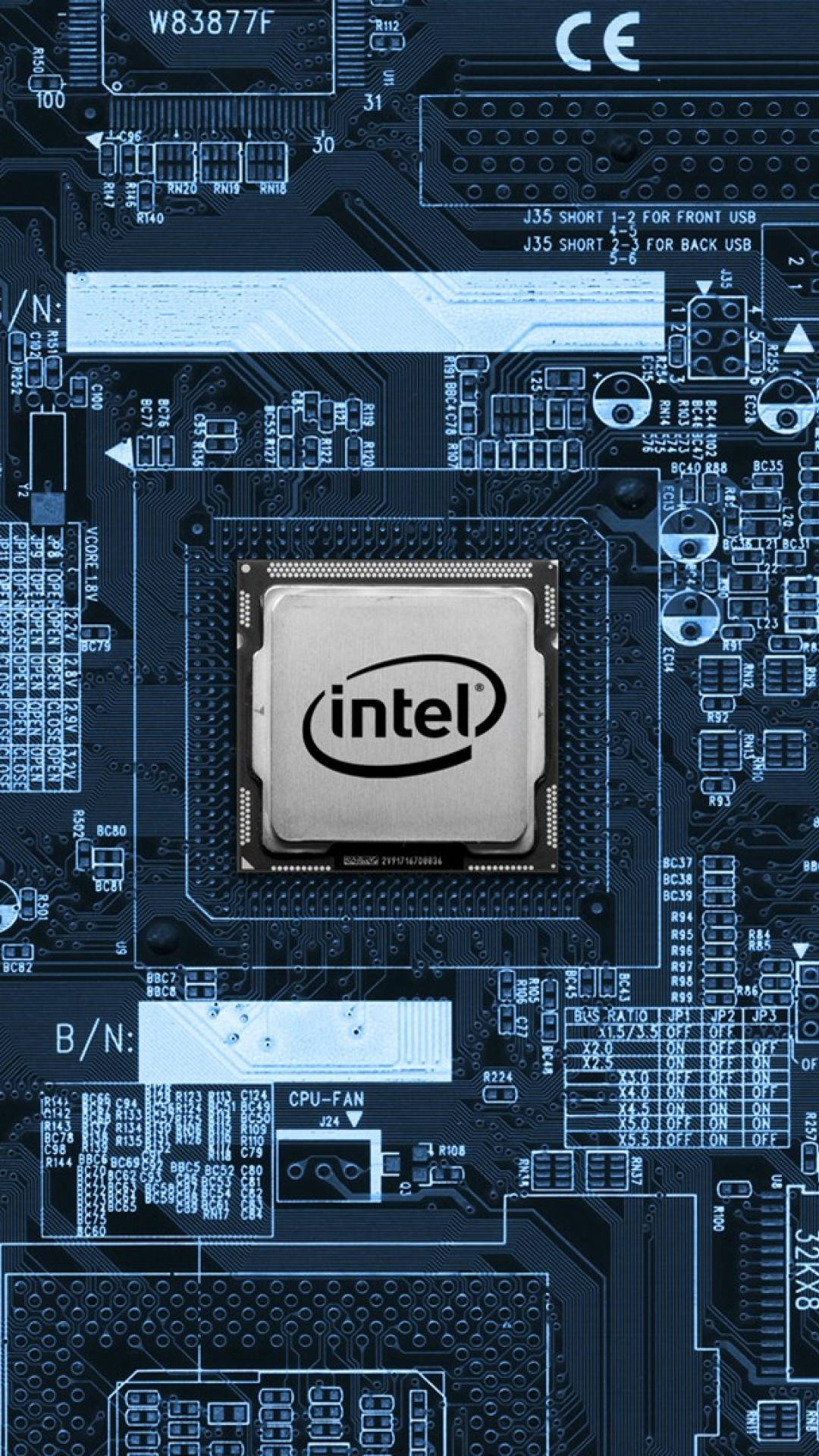 Intel CPU 特寫，位於藍色主機板上，帶有電路和標籤。