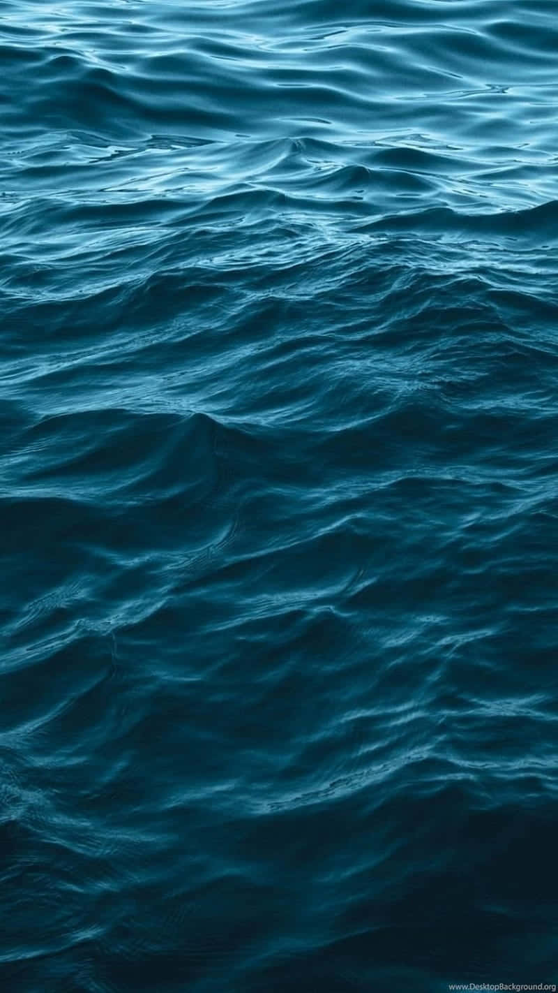 深藍色海洋水面上的漣漪圖案