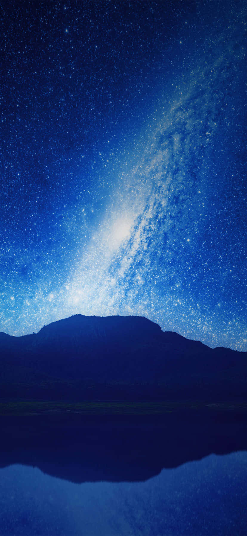山峰在平靜的水面上倒映，星空下銀河閃耀。