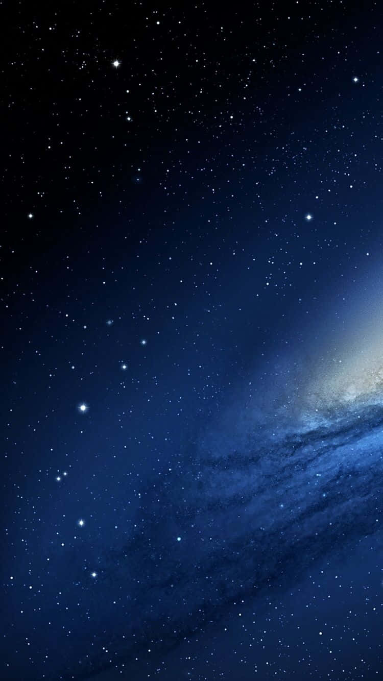 廣闊的星空夜空，帶有發光的螺旋星系。