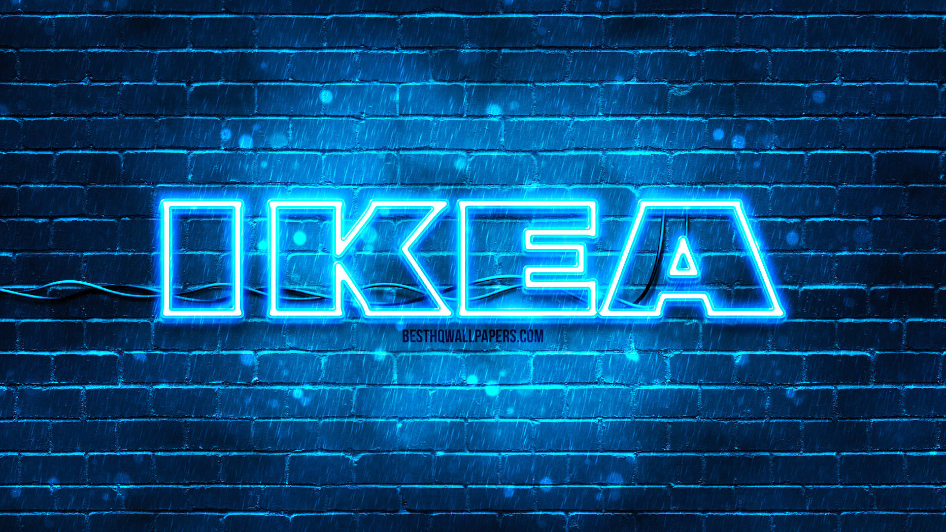 霓虹燈 IKEA 標誌在雨夜的磚牆上發光。